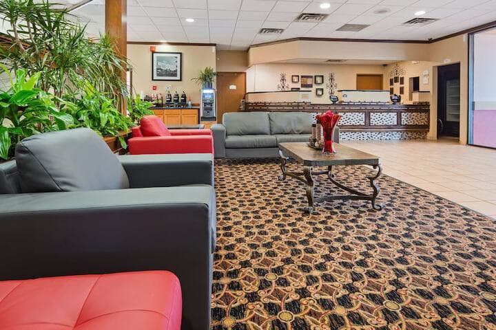 BROADWAY Inn & SUITES photo 3