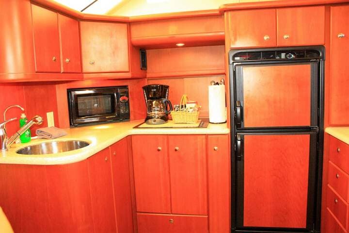 Dockside Boat & Bed Long Beach photo 5