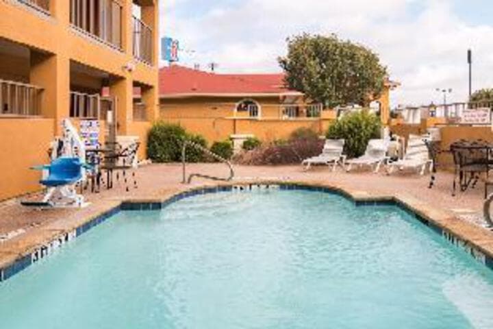 Motel 6 Alvarado TX photo 3
