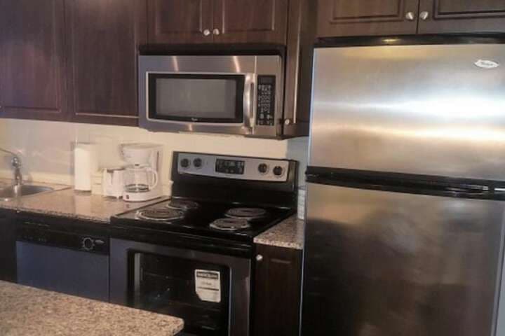 Lavish Suites Luxury Condo Downtown photo 2