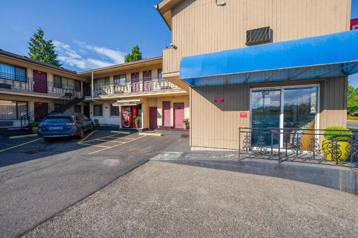 Broadway Inn by OYO Portland Downtown photo 2