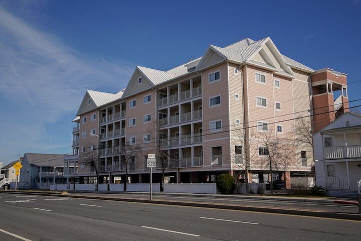Americana Condos 10th street photo 3