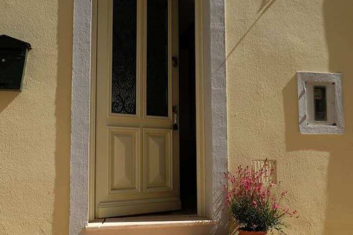 Yellow House photo 5