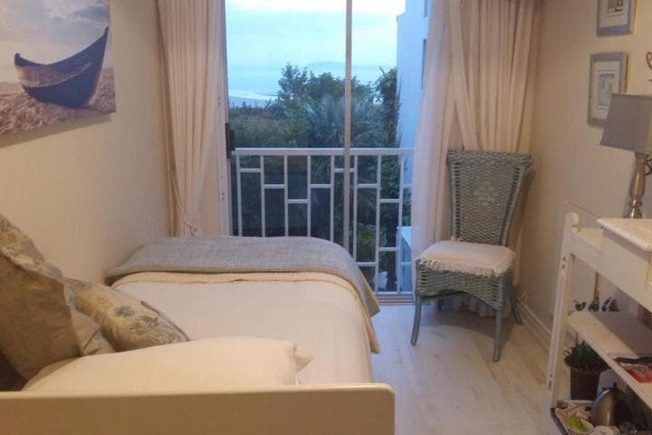 Bluegum Hill Guesthouse & Apartments Loadshedding Lights & WIFI always on photo 4