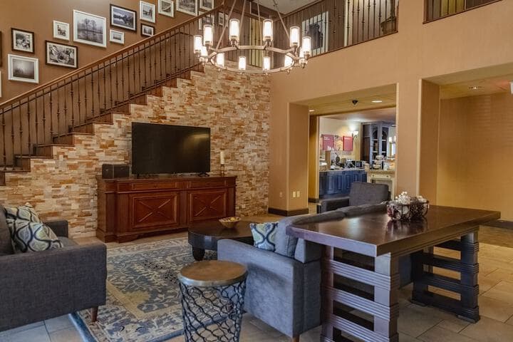 Russell Inn & Suites photo 3