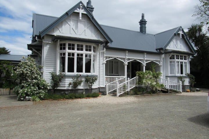 The White Elephant Accommodation Hostel photo 3