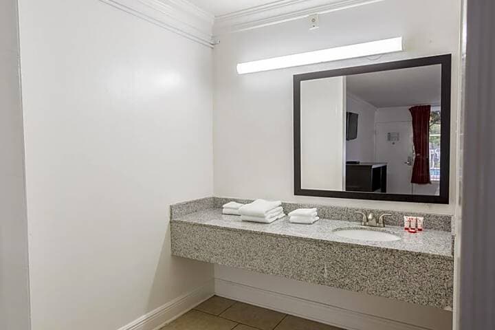 Travelodge by Wyndham Baton Rouge East photo 5