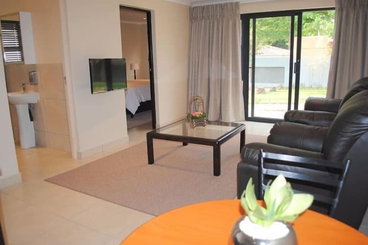 6 on Morris Guest Lodge photo 3
