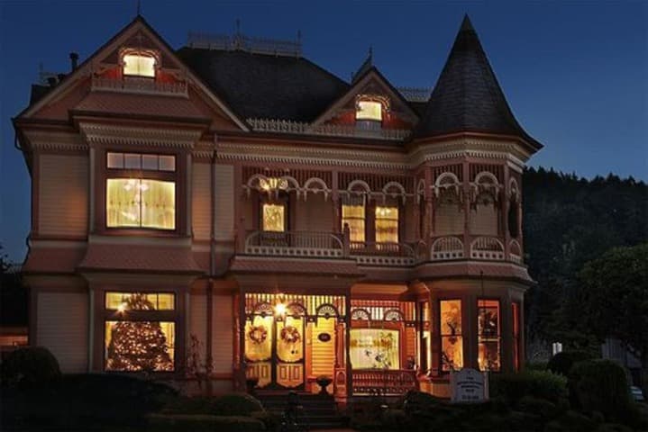 Gingerbread Mansion Inn photo 3