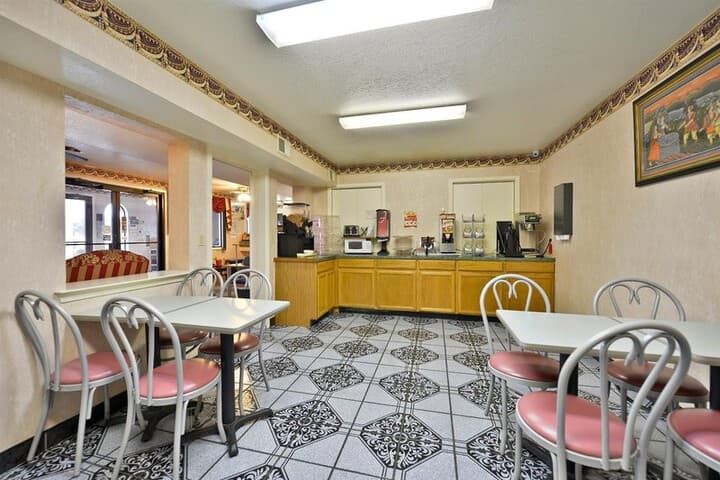 Americas Best Value Inn San Antonio Downtown I-10 East photo 5