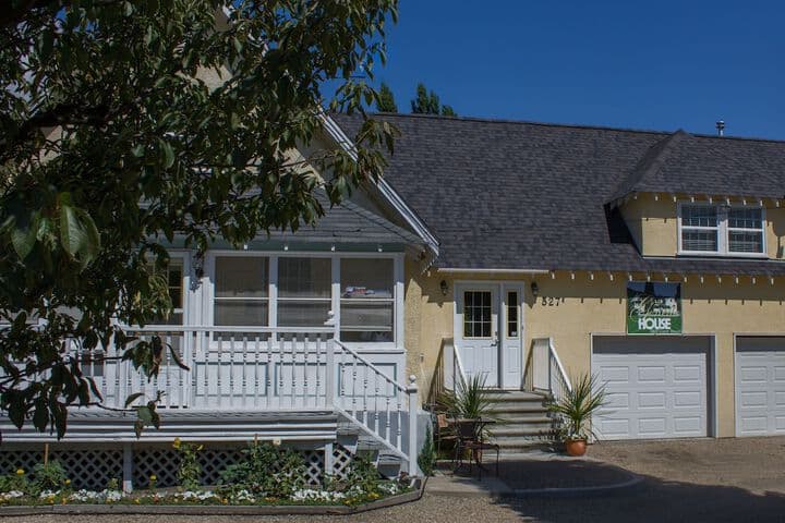 Genelle House B&B Guest House photo 3