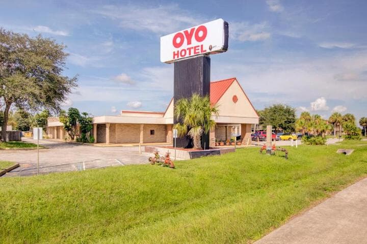 OYO Hotel Dundee by Crystal Lake photo 2