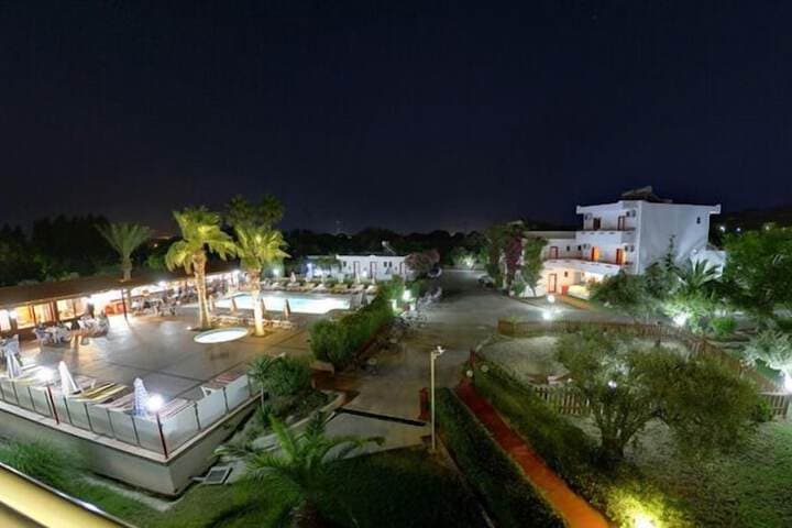 Sandys Studios Apartments & Log Villas photo 2
