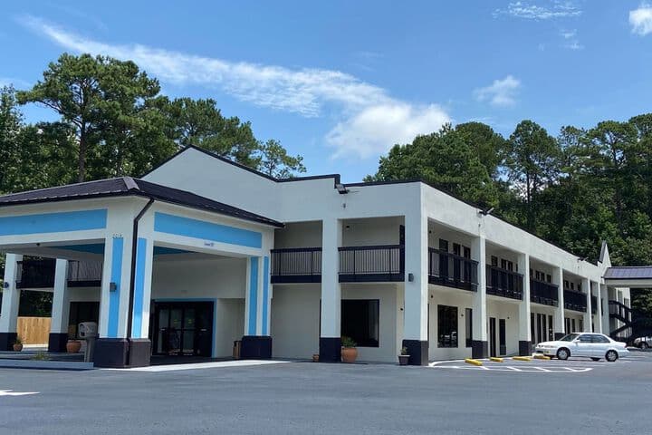 Speedway Inn & Suites photo 2