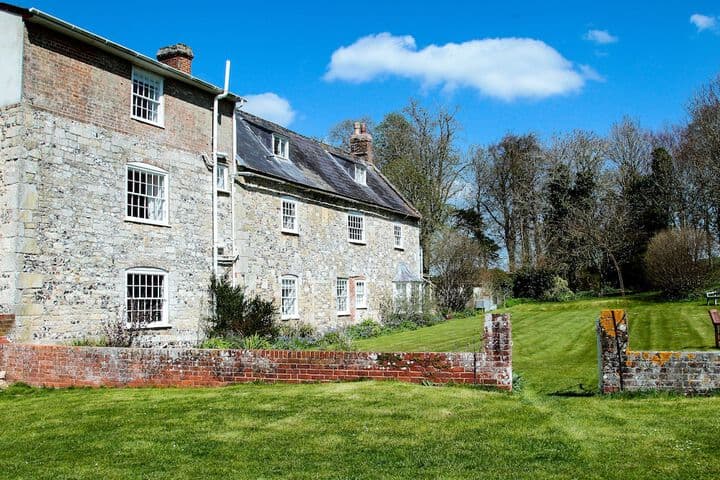 Rollestone Manor photo 2