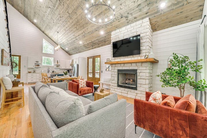 Riverfront Broken Bow Cabin w / Private Hot Tub! photo 1