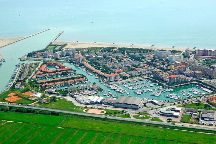 Three room Apartment a Stones Throw From the sea photo 5