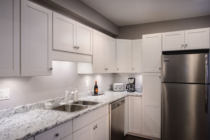 Moncton Suites 267 Universite Ave photo 4