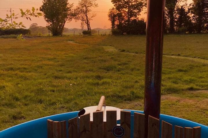 Somerleyton Meadows The Hideaway Hut & Hot Tub photo 3