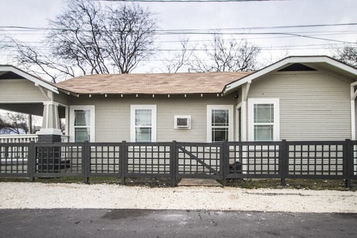 Renovated 2BR Near Downtown SA photo 2
