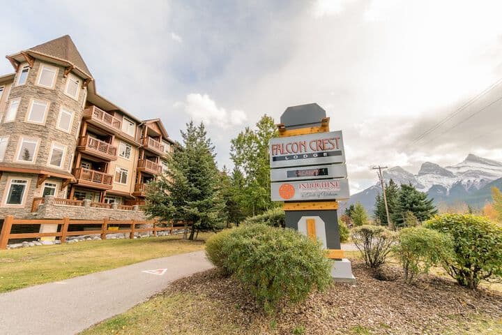 Falcon Crest Lodge by CLIQUE photo 5
