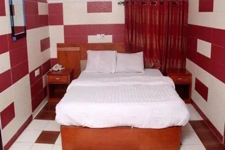 Vic James Apartments photo 5