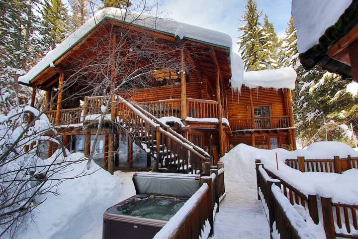 Log Cabin on the Stream photo 3