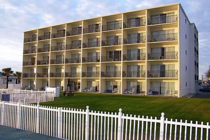 Traders Inn Beach Club photo 2