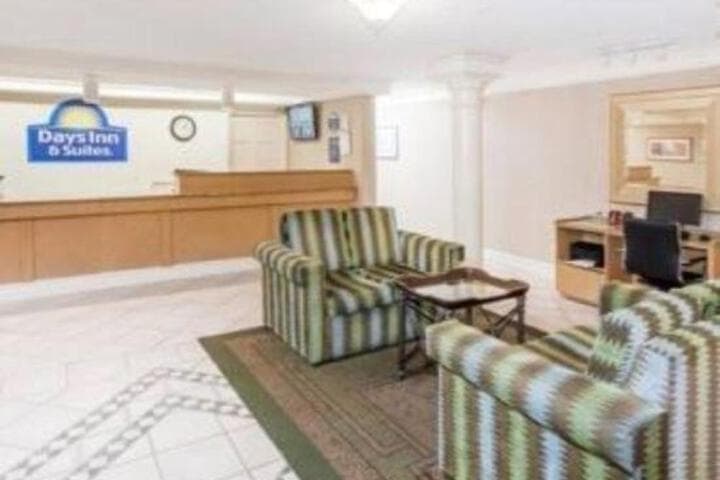Days Inn & Suites by Wyndham Schaumburg photo 5