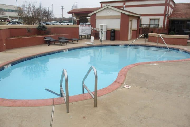 BROADWAY Inn & SUITES photo 2