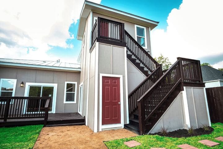 Brand NEW Large Impressive House Near Downtown! photo 3