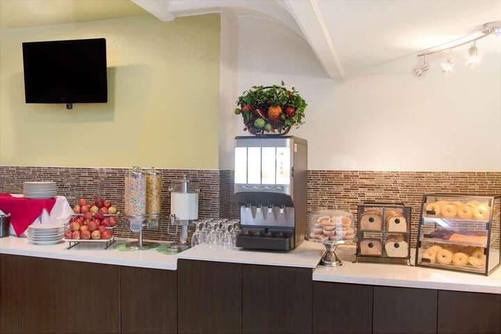 Ramada by Wyndham Fort Lauderdale Airport / Cruise Port photo 2