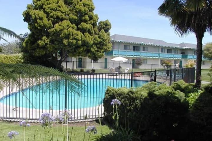 Coral Reef Inn & Suites photo 3