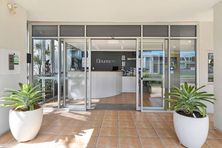 Elouera Tower Beachfront Apartments photo 3