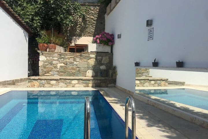 Ionia House photo 2