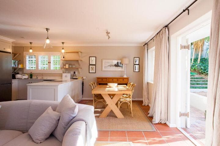 33 Strawberry Lane Studio&Cottage photo 2