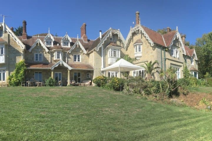 Lisle Combe photo 2