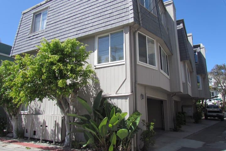2 Bedroom Townhome 2 Mins. to the Beach photo 2