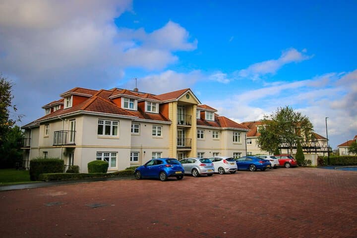 Turnberry Apartments photo 2