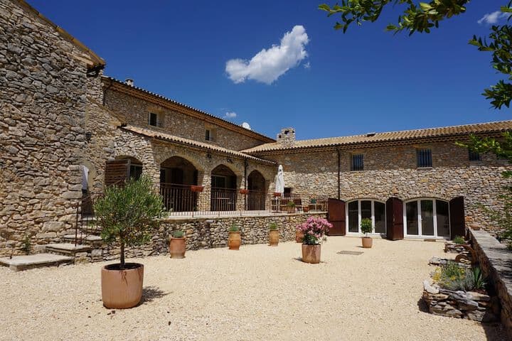 Simiane-la-Rotonde destination view