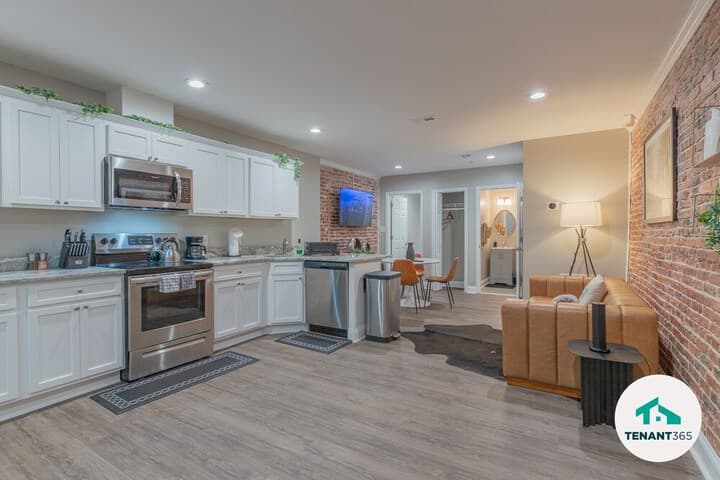Baltimores Best Home Away From Home 2 Bedroom Apts by Redawning photo 4