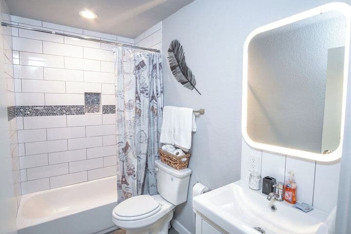 Stylish 4 Br / 2ba Renovated Home Near Downtown photo 4
