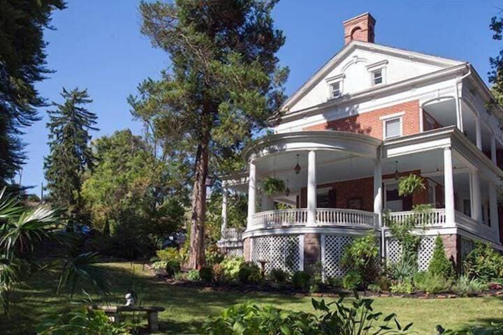 Emig Mansion photo 2