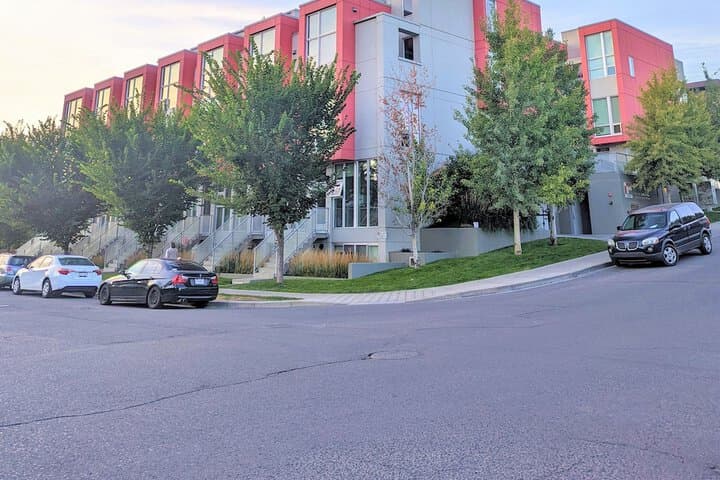 Monki Di Executive Suites GLAS Luxury Inner City Home 3 min to Downtown w Private Rooftop Patio Fireplace photo 4