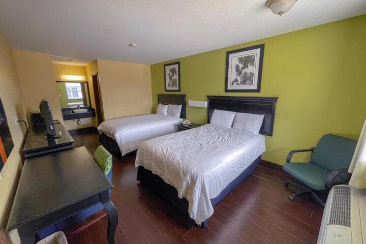 Deluxe Inn & Suites photo 4