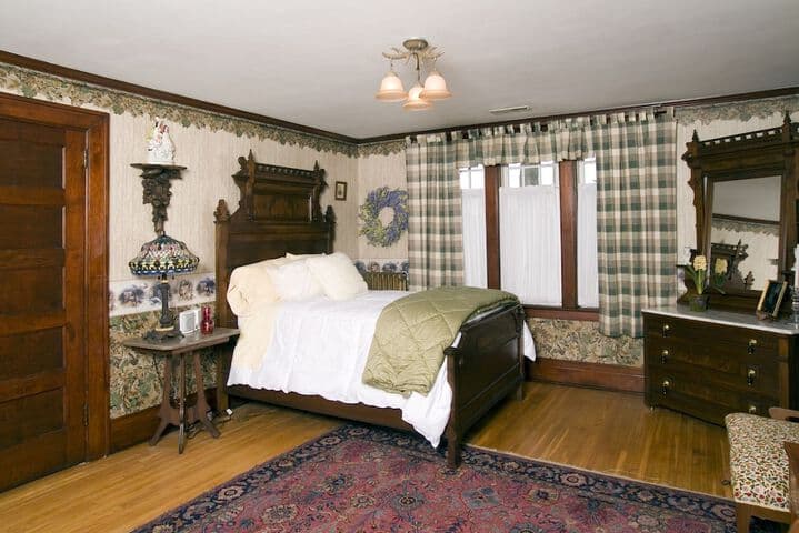 The Victorian Tudor Inn photo 2