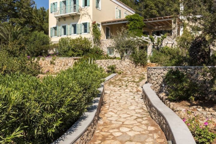 Electra Beachfront Villa photo 4