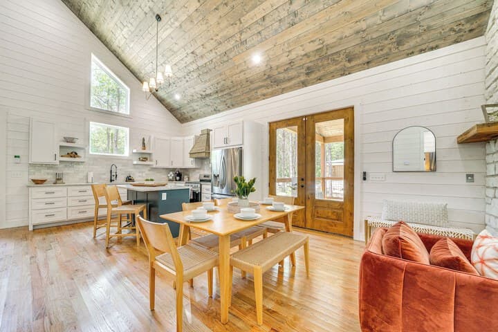 Riverfront Broken Bow Cabin w / Private Hot Tub! photo 5