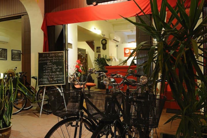 Red Inn Court Hostel photo 2