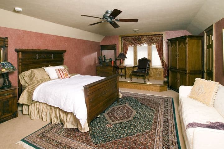 The Victorian Tudor Inn photo 3